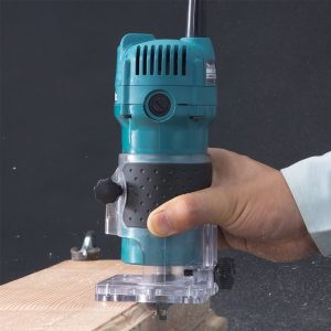 La poignée ergonomique de la Makita 3709 la rend très maniable